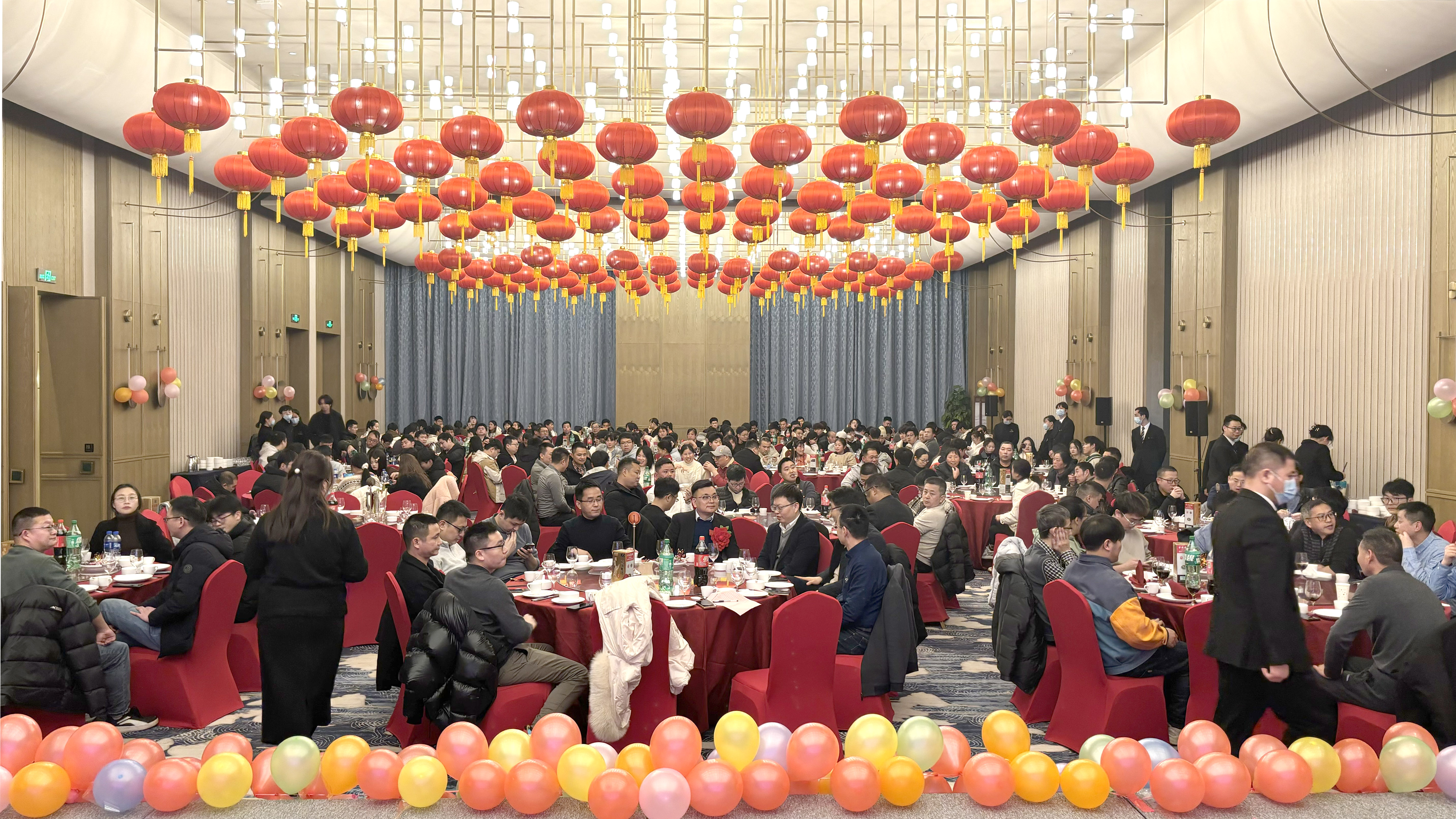 乘风破浪创佳绩 继往开来铸辉煌  米兰(milan)中国官方微2023年度表彰大会暨2024年迎春晚会胜利召开